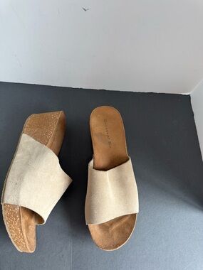 Chocolat Blu Women Women's Riverside Wedge Taupe Sandal. EU 40